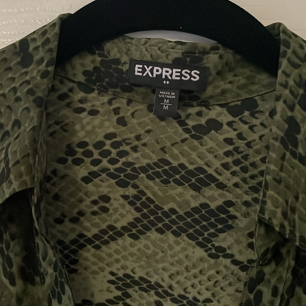 Express Dark Green Print Blouse - Picture 2 of 4